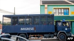 မလေးရှား လူဝင်မှုကြီးကြပ်ရေးဌာနက ဖမ်းမိပြီးနေရပ်ပြန်ပို့ပေးဖို့ ခေါ်ဆောင်လာတဲ့ မြန်မာနိုင်ငံသားတွေလို့ ယူဆရသူများ။ (ဖေဖေါ်ဝါရီ ၂၃၊ ၂၀၂၁)။