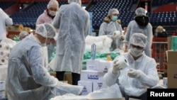 3月26日,志愿者在塞尔维亚首都贝尔格莱德打包救捐赠品准备送给那些因疫情不能出门的老年人。