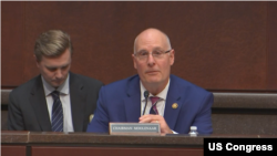 资料照片:2025年6月25日,美国众议院美国与中共战略竞争特设委员会主席约翰·穆勒纳尔众议员在《威权者与算法:为何美国必须在人工智能领域领先》的听证会上发言。