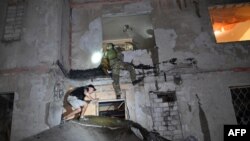 俄罗斯军队9月21日夜间再次对哈尔科夫市发动袭击,一枚制导炸弹击中了该市一栋高层公寓楼,导致21人受伤。