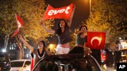 赞成修改宪法,加强总统权力的人欢庆他们在全民公投中的胜利(2017年4月16日)