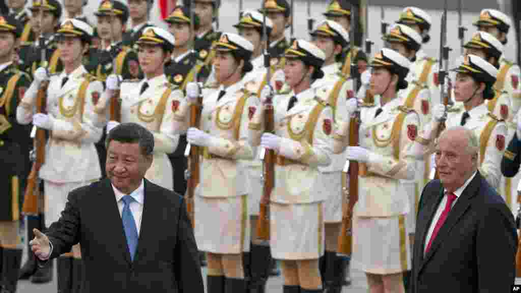 挪威国王哈拉尔五世和中国国家主席习近平在北京人民大会堂前面举行的欢迎仪式上(2018年10月16日)。习近平外事活动频繁。