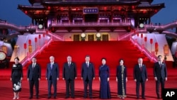 在中国官媒新华社发布的这张照片中,中国国家主席习近平(中)与妻子彭丽媛(右四)于2023年5月18日在中国西安大唐芙蓉园的紫云楼与中亚领导人合影。