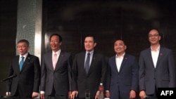 挑战执政党的台湾政党候选人、独立候选人及资深党员2023年11月23日在举行记者会前合影。(法新社)