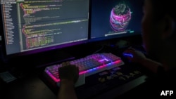 一名化名为王子的中国黑客、“红色黑客联盟”成员在广东东莞的办公室里监察全球网络攻击。(2020年8月4日)