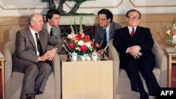 1989年5月18日,苏共总书记米哈伊尔·戈尔巴乔夫(左)和中共上海市委书记江泽民在上海西郊宾馆谈话。