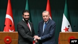 တူရကီသမ္မတ Recep Tayyip Erdogan (ယာ) နှင့် အတူတွေ့ရသည့် ဆီးရီးယား ကြားဖြတ်သမ္မတ Ahmed al-Sharaa။ (၄ ဖေဖော်ဝါရီ ၂၀၂၅) (OZAN KOSE/AFP)