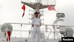 一艘访问美国夏威夷珍珠港希卡姆联合基地的中国海军医院船上,一名中国军人禁止上船参观的媒体进入该船禁区。(2014年7月5日)