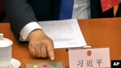 中国国家主席习近平在全国人大会议就港版国安法投票时伸手按赞成键。(2020年5月28日)