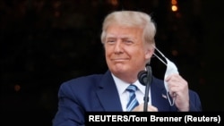 美国总统特朗普10月10日在白宫对支持者发表讲话。