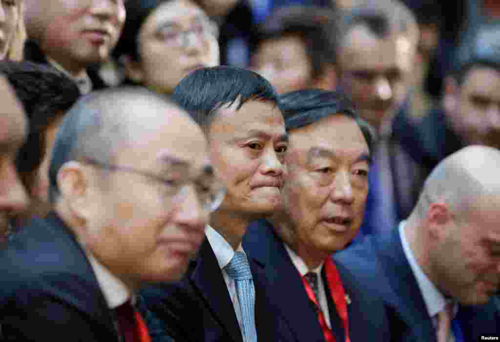 在中国北京SOHO 3Q(共享办公空间),阿里巴巴集团董事长兼首席执行官马云、SOHO中国公司董事长潘石屹等中国和法国企业家等待法国总统马克龙(2018年1月9日)。