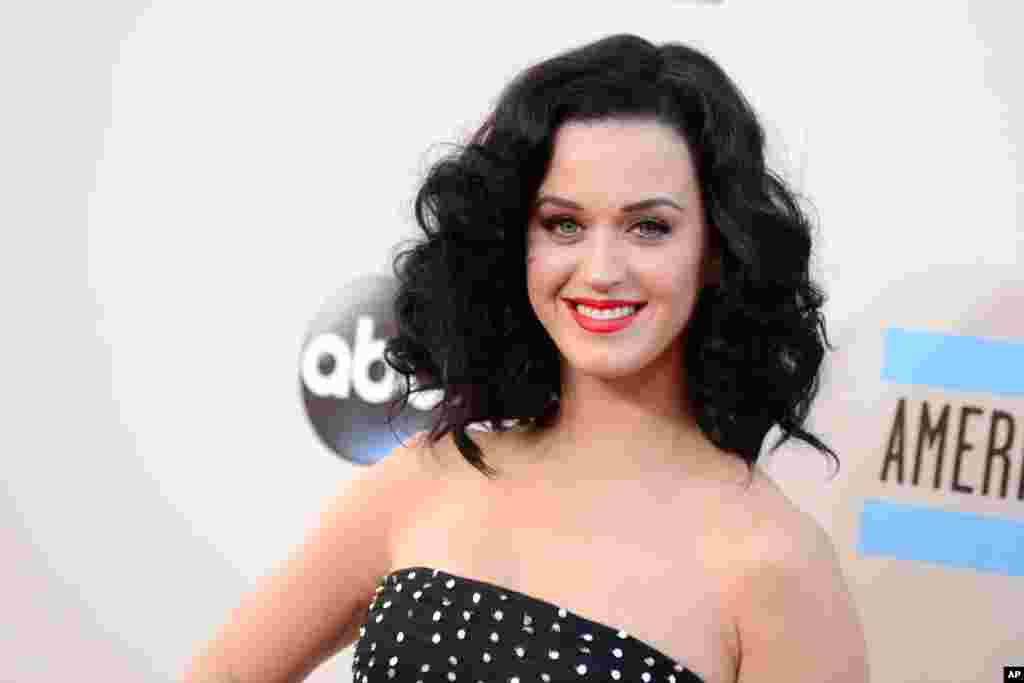 凯蒂·佩里于2013年11月24日抵达在洛杉矶的诺基亚剧院举行的的美国音乐奖典礼会场。