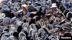 资料照:中国山东省沂源县制造传统布鞋的工人。(2017年5月2日)