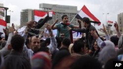Người biểu tình hô khẩu hiệu chống chính phủ tại Quảng trường Tahrir ở Cairo, ngày 1/2/2013.
