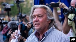 资料照片:曾任前总统特朗普首席战略师的班农在纽约对记者讲话。(2020年8月20日)