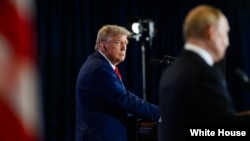 资料照片:美国总统特朗普与俄罗斯总统普京在阿拉斯加州安克雷奇的埃尔门多夫-理查森联合基地举行高峰会之后的联合记者会。(2025年8月15日)