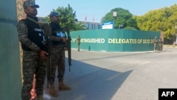 资料照片:在上海合作组织在伊斯兰堡召开峰会期间,安全人员守卫在会场附近的媒体中心外。(2024年10月16日)