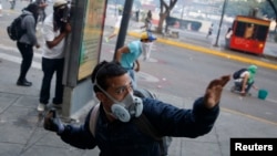 Người biểu tình đối đầu với cảnh sát tại Caracas.