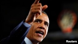 Tổng thống Hoa Kỳ Barack Obama speaks about the economy during a visit to Knox College in Galesburg, Illinois July 24, 2013.