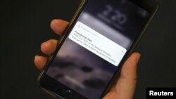 2018年10月3日一个手机上显示的全国警报系统通知