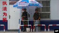 中国武警在新疆阿克苏市站岗值勤。 (资料照片)
