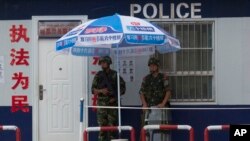 在新疆阿克苏执勤的武警 (美联社)