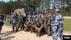 2015年在梁赞州俄罗斯举办的军事比赛活动中，俄罗斯与中国空降兵在一起。 （美国之音白桦拍摄）