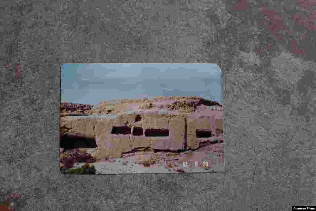 遇难者家属和凤鸣1991年在明水滩(夹边沟右派在1960年10月大量转移到高台县明水滩开荒,很多人死在那里)拍到当时右派住的地窝子。(图片:艾晓明提供)