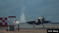 美国海军陆战队一架F-35B战机2017年2月3日在日本一个美军基地训练 (美国海军陆战队照片)