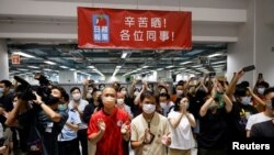 香港苹果日报员工在办公室为该报最后一期报纸的出版工作。 (2021年6月23日)