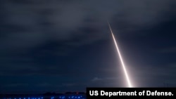 美军2018年10月26日举行的一次导弹拦截试验(美国国防部照片)