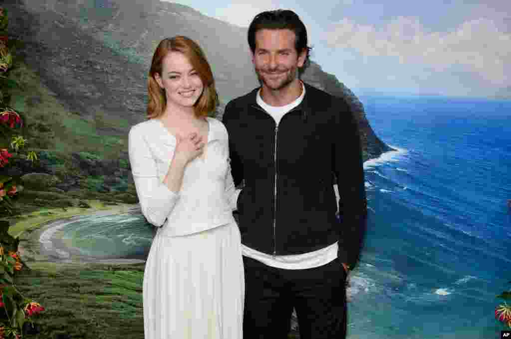 美国演员艾玛·斯通和布莱德利·库珀(Bradley Cooper)在影片《阿罗哈》的伦敦首映礼上(2015年5月16日) 。