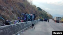 ထိုင်းနိုင်ငံ ပရာချင်ဘူရီခရိုင်ထဲမှာ လေ့လာရေးထွက်တဲ့ကားတစီး ဘရိတ်မမိဘဲ တိမ်းမှော်သွားပုံ။ (ဖေဖော်ဝါရီ ၂၆၊ ၂၀၂၅)