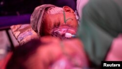 印度加济阿巴德市的新冠患者在接受氧气治疗。(2021年5月6日)