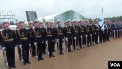 两个星期前在莫斯科郊外一个武器展开幕式上的俄军仪仗队。军旗是俄军海军军旗