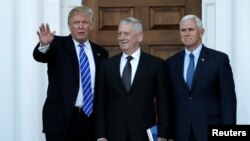 当选总统川普和当选副总统彭斯与退役海军陆战队上将马蒂斯(中)在新泽西州的川普全国高尔夫球俱乐部的中心会馆见面。(2016年11月19日)