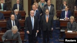 参议院纠仪长护送众议院弹劾经理人进入参议院议事厅。(2020年1月16日)