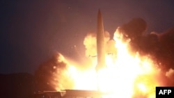 朝鲜8月6号试射两枚新型战术导弹的照片 (朝中社8月7号公布)