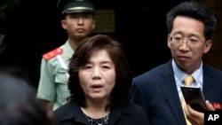 时任朝鲜外交部美国事务部副部长崔善姬在朝鲜驻北京大使馆门外对记者讲话。(2016年6月23日)