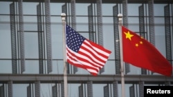 美中国旗在一家美国公司驻北京的办公楼外飘扬。(2021年1月21日)