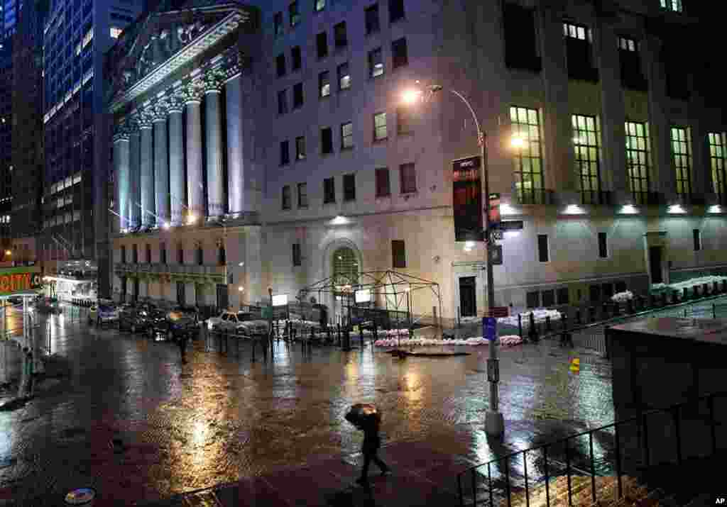 Trụ sở của thị trường chứng khoán New York được che chắn bằng bao cát. Thị trường này, cùng các phương tiện giao thông công cộng và trường học trong thành phố đã đóng cửa. 29/10/2012.