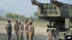 2023年4月26日,菲律宾总统小费迪南德·马科斯(Ferdinand Marcos Jr.) (左)在美菲“肩并肩”中观看美国 M142 高机动火炮火箭系统 (HIMARS)。