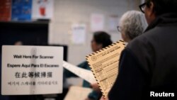 Người dân đang chờ để bỏ phiếu trong cuộc bầu cử sơ bộ ở New York tại điểm bỏ phiếu ở Brooklyn, thành phố New York, ngày 19/4/2016.