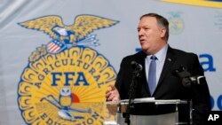 美国国务卿蓬佩奥2019年3月4日在爱奥华州与农民组织的成员和高中学生交谈。