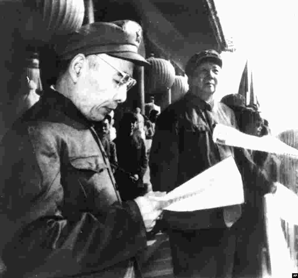 美联社的图片说明是:“红色中国强人林彪元帅对天安门广场上的群众讲话。中共领袖毛泽东在旁边听。日期不详。”不过当时中国已经取消军衔,林彪已经不是元帅而是林副统帅。林彪说,“文化革命”是要让资产阶级睡不着觉,无产阶级也睡不着觉的一场大革命。