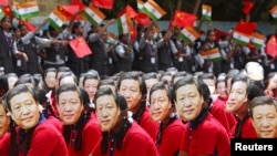 印度学生面戴中国国家主席习近平的头像面罩欢迎中国领导人到访。(2019年10月10日)