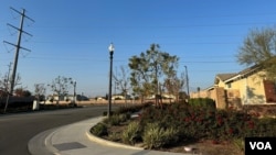 温胜华所住社区的街道北侧有大片荒地和在建房屋,看上去比较偏僻。