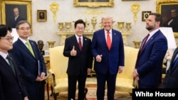2025年8月25日,唐纳德·特朗普总统在白宫椭圆形办公室会见韩国总统李在明。