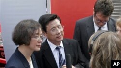 三一重工集团董事长兼创始人梁稳根(中)在美国乔治亚州亚特兰大的州议会大厦参加宣布设立北美总部的仪式期间同媒体讲话(2007年9月12日)