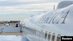 2023年7月5日,美国财政部长耶伦从马里兰州安德鲁斯联合基地登上飞往中国北京的飞机。(路透社照片)